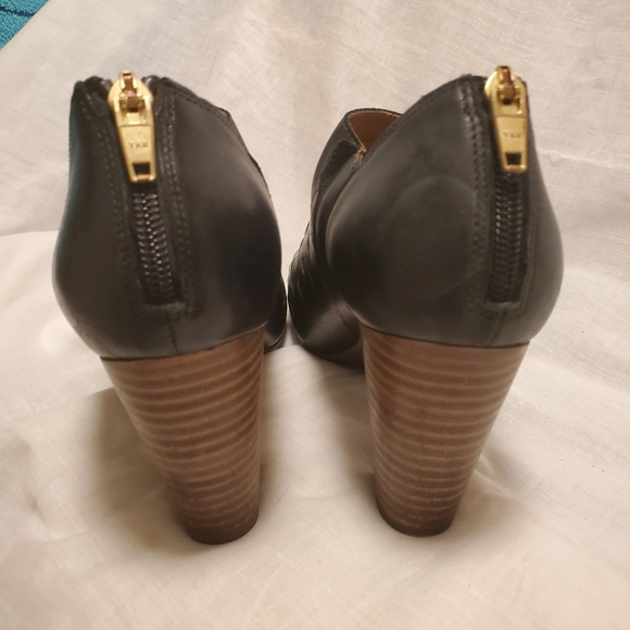 Clarks Artsian Black Leather Peeptoe Booties Lazer Cut 3.25 Stacked Heel Sz 9 - Picture 5 of 8